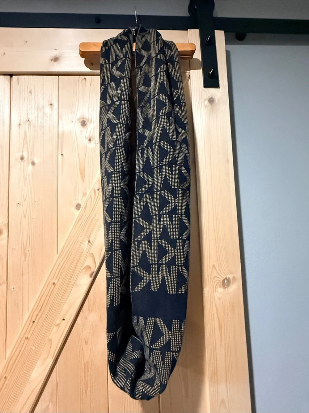Authentic Michael Kors Signature Logo Monogram Infinity Loop Scarf Winter